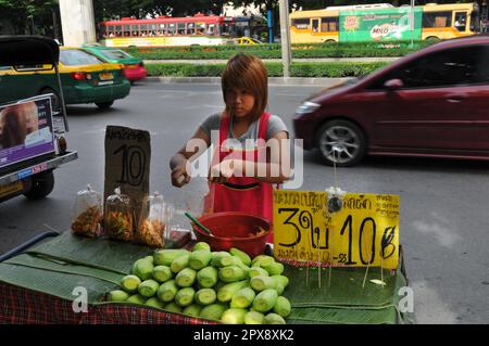 Un vendeur de salades Som Tam / Spicy Green Papaya à Bangkok, Thaïlande. Banque D'Images