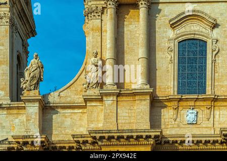 Détails de la façade de la cathédrale de San Nicolò, restaurée au 18th siècle dans le style baroque sicilien avec un dôme néoclassique. Noto, Syracuse Banque D'Images