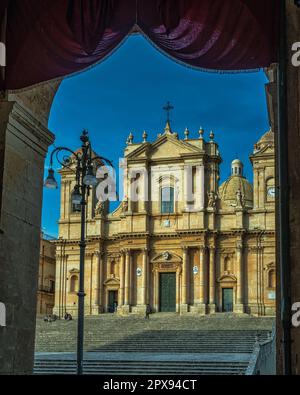 La façade de la cathédrale de San Nicolò, restaurée au 18th siècle dans le style baroque sicilien avec un dôme néoclassique. Noto, Sicile Banque D'Images