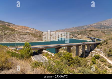 Règlement du barrage d'eau (Embalse de Rules), Sierra Nevada, Andalousie, Espagne Banque D'Images