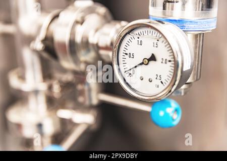 Manomètre sur le tuyau de l'équipement de brassage d'artisanat dans une brasserie Banque D'Images