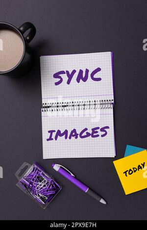 Texte montrant les images de synchronisation inspiration, présentation de l'entreprise rendant les photos identiques sur tous les appareils accessibles où que vous soyez Banque D'Images