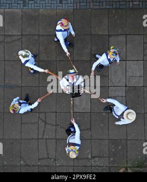 Peterborough, Royaume-Uni. 01st mai 2023. Les danseuses Morris de Peterborough « Dancing in the Dawn » le jour de mai à côté de la rivière Nene sur le remblai de Peterborough, Cambridgeshire. Crédit : Paul Marriott/Alay Live News Banque D'Images