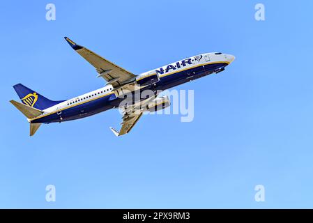Barcelone, ​​Spain; 12 mars 2023: Boeing 737 de la compagnie Ryanair, décollage de l'aéroport Josep Tarradellas Barcelona-El Prat Banque D'Images