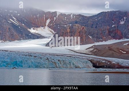 Glace et rochers dans l'extrême-Arctique au glacier du 14 juillet dans les îles Svalbard Banque D'Images