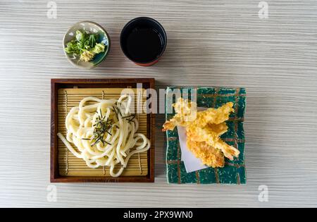 Tenzaru Udon servi sur une table en bois avec une sauce mentsuyu rafraîchissante, du wasabi, du gingembre et de l'oignon. Vue de dessus Banque D'Images