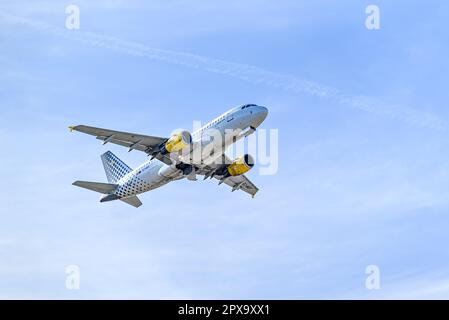 Barcelone, ​​Spain; 12 mars 2023: Airbus A319 de la compagnie Vueling, décollage de l'aéroport Josep Tarradellas Barcelona-El Prat Banque D'Images