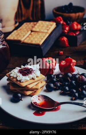 Craquelins carrés avec fromage à la crème et confiture de groseilles et de piment Banque D'Images