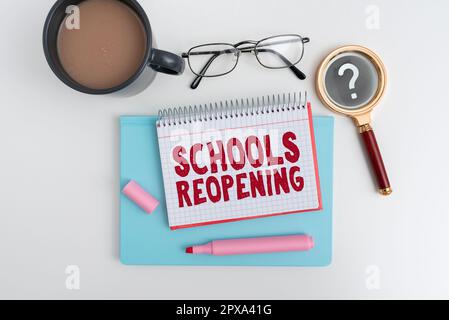 Écriture de texte les écoles rouvrant, Word pour les classes sont terminé pour le moment étant la fin de la journée d'école Banque D'Images