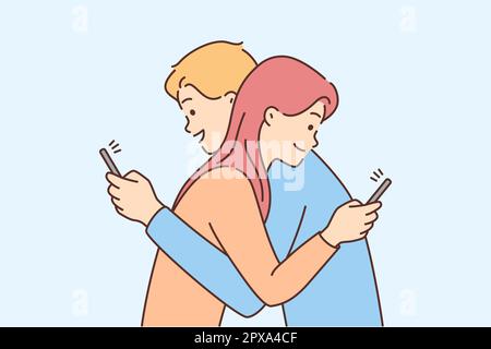 Homme souriant et femme embrassant parler sur des téléphones portables en ligne. Un couple distrait utilise un smartphone enveloppant. Concept de la tricherie et de l'addictio des médias sociaux Banque D'Images