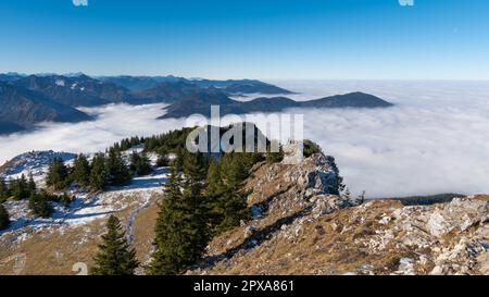 Mont Breitenstein dans les Alpes bavaroises au-dessus des nuages Banque D'Images