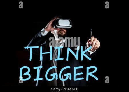 Affichage du panneau pensez plus grand, Business concept étant en mesure de rêver et de visualiser ce que vous pouvez réaliser Banque D'Images