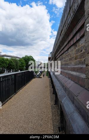 Londres - 05 21 2022: Sentier le long du Grand Union Canal près de Ladbroke Grove Banque D'Images