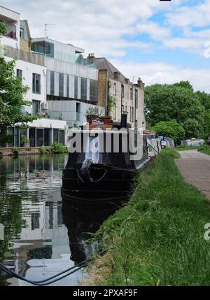 Londres - 05 21 2022: Sentier le long du Grand Union Canal près de la rue Adela Banque D'Images