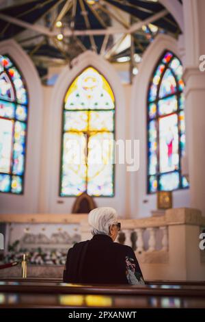 Femme sénior priant moi la foi de l'église en religieux Banque D'Images