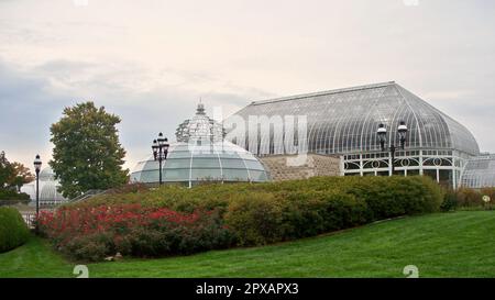 Dôme de l'entrée principale avec le Palm House derrière elle au Phipps Conservatory, Pittsburgh, États-Unis Banque D'Images