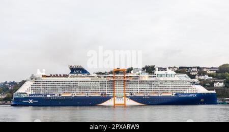 Cobh, Cork, Irlande. 02nd mai 2023. Bateau de croisière Celebrity Apex faisant une manœuvre acroos le port avant l'amarrage à la berge en eau profonde de Cobh, Co. Cork, Irlande. - Crédit; David Creedon / Alamy Live News Banque D'Images