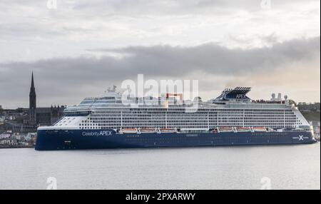 Cobh, Cork, Irlande. 02nd mai 2023. Bateau de croisière Celebrity Apex passant par la ville historique de Cobh en route vers le quai en eaux profondes de Cobh, Co. Cork, Irlande. - Crédit; David Creedon / Alamy Live News Banque D'Images