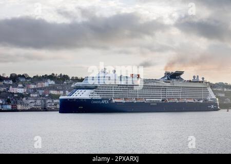 Cobh, Cork, Irlande. 02nd mai 2023. Bateau de croisière Celebrity Apex passant par la ville historique de Cobh en route vers le quai en eaux profondes de Cobh, Co. Cork, Irlande. - Crédit; David Creedon / Alamy Live News Banque D'Images