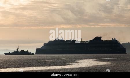 Port de Cork, Cork, Irlande. 02nd mai 2023. Le bateau de croisière Celebrity Apex anou passe devant le navire du Service naval LÉ George Bernard Shaw alors qu'il est en route pour une visite d'une journée à Cobh, Co Cork, Irlande. - Crédit; David Creedon / Alamy Live News Banque D'Images