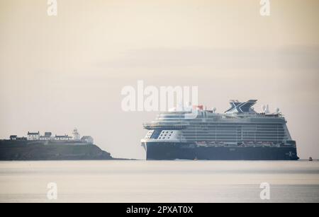 Port de Cork, Cork, Irlande. 02nd mai 2023. Navire de la cruse Celebrity Apex passant le phare de la pointe de roches tout en se rendant à pour une visite d'une journée à Cobh, Co. Cork, Irlande. - Crédit; David Creedon / Alamy Live News Banque D'Images