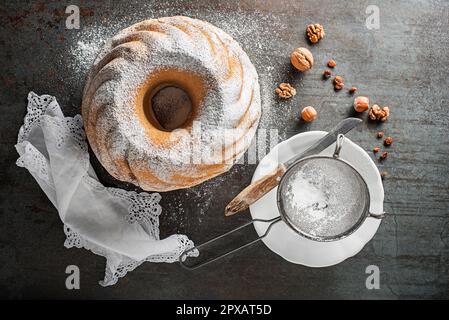 Potica, pain traditionnel slovène avec noix. Petit pain sucré farci de noix et saupoudrer de sucre Banque D'Images