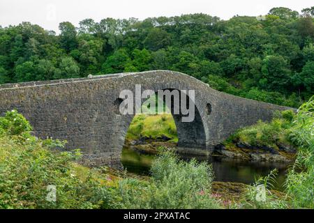 Le pont de Clachan au-dessus de l'océan Atlantique sur l'île de Seil près d'Oban, Argyll, Écosse Banque D'Images