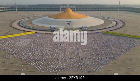 (NOTE DE LA RÉDACTION : l'image a été créée à l'aide d'un drone) les dévotés participent à la cérémonie d'ordination de masse au temple Wat Phra Dhammakaya. Plus de 5 000 novi Banque D'Images