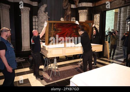 Gand, Belgique. 02nd mai 2023. Un moment de presse sur le début de la troisième phase de la restauration de l'Agneau mystique Mardi 02 mai 2023, à Gand. Les panneaux du registre supérieur des panneaux intérieurs de la cathédrale seront démantelés et transférés au Musée des Beaux-Arts de Gand. Le retable « het Lam Gods » (l'adoration de l'Agneau mystique) d'Hubert et de Jan van Eyck se trouve à la cathédrale Saint-Baafs (cathédrale Saint-Bavon) de Gand. BELGA PHOTO JAMES ARTHUR GEKIERE crédit: Belga News Agency/Alay Live News Banque D'Images