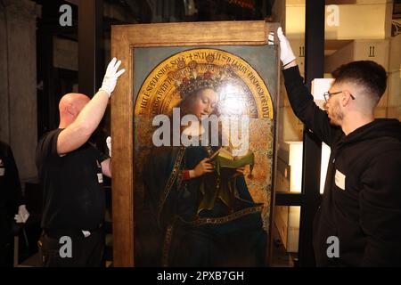 Gand, Belgique. 02nd mai 2023. Un moment de presse sur le début de la troisième phase de la restauration de l'Agneau mystique Mardi 02 mai 2023, à Gand. Les panneaux du registre supérieur des panneaux intérieurs de la cathédrale seront démantelés et transférés au Musée des Beaux-Arts de Gand. Le retable « het Lam Gods » (l'adoration de l'Agneau mystique) d'Hubert et de Jan van Eyck se trouve à la cathédrale Saint-Baafs (cathédrale Saint-Bavon) de Gand. BELGA PHOTO JAMES ARTHUR GEKIERE crédit: Belga News Agency/Alay Live News Banque D'Images