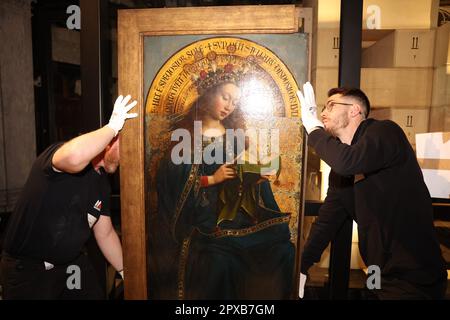 Gand, Belgique. 02nd mai 2023. Un moment de presse sur le début de la troisième phase de la restauration de l'Agneau mystique Mardi 02 mai 2023, à Gand. Les panneaux du registre supérieur des panneaux intérieurs de la cathédrale seront démantelés et transférés au Musée des Beaux-Arts de Gand. Le retable « het Lam Gods » (l'adoration de l'Agneau mystique) d'Hubert et de Jan van Eyck se trouve à la cathédrale Saint-Baafs (cathédrale Saint-Bavon) de Gand. BELGA PHOTO JAMES ARTHUR GEKIERE crédit: Belga News Agency/Alay Live News Banque D'Images