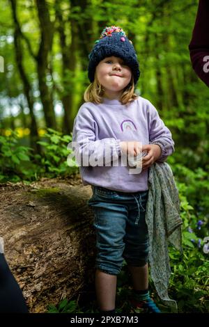 Petite fille dans la forêt bluebell Banque D'Images