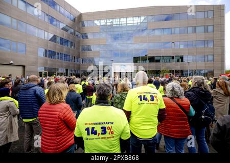 UTRECHT - les employés de la FNV lors d'une réunion de grève au syndicat central de la FNV pour une augmentation de salaire plus élevée et ce qu'ils croient est une convention collective juste. ANP ROBIN VAN LONKHUIJSEN pays-bas sortie - belgique sortie Banque D'Images