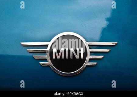 Mini cooper chrome métal logo, mini voiture bleue de luxe à Istanbul ville, 24 décembre 2021 Istanbul Pendik Turquie utilisé le marché automobile Banque D'Images