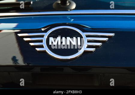 Mini cooper chrome métal logo, mini voiture bleue de luxe à Istanbul ville, 24 décembre 2021 Istanbul Pendik Turquie utilisé le marché automobile Banque D'Images