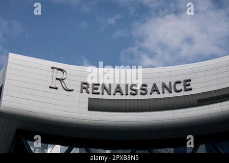 Minsk, Bélarus, mai 2023 - extérieur de l'hôtel Renaissance et logo de la marque. Une marque d'hôtel de luxe de Marriott International Banque D'Images