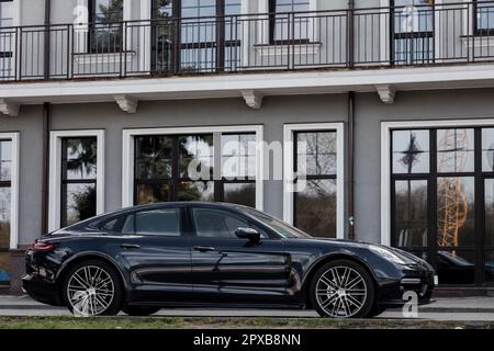 Minsk, Bélarus, mai 2023 - voiture de luxe Porsche Panamera. Supercar moderne Banque D'Images