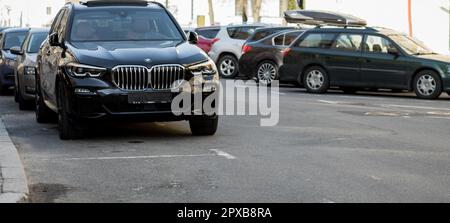 Minsk, Bélarus, mai 2023 - BMW transport de luxe. super voiture chère et prestigieuse Banque D'Images