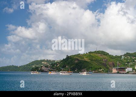 St. George, Grenade - 27 novembre 2015 : vue sur la mer avec port de baie et bateaux Banque D'Images