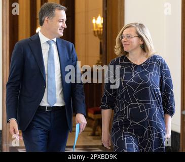 Bruxelles, Belgique. 02nd mai 2023. Le Premier ministre Alexander de Croo et le secrétaire d'État à l'égalité des sexes et à la diversité Marie-Colline Leroy ont pris la photo devant la cérémonie de serment de Leroy, qui deviendra secrétaire d'État à l'égalité et à la diversité des sexes, au Palais Royal, le mardi 02 mai 2023, à Bruxelles. Leroy remplace Schlitz, qui a démissionné de son poste. BELGA PHOTO BENOIT DOPPAGNE crédit: Belga News Agency/Alay Live News Banque D'Images