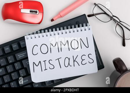 Signe de texte montrant les erreurs courantes, les actions de photo conceptuelles qui sont souvent utilisées de façon interchangeable avec l'erreur Banque D'Images