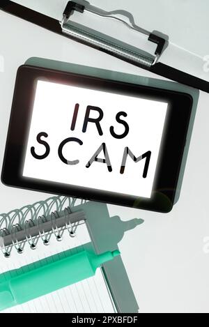Inspiration montrant le signe IRS Scam, Business vitrine des contribuables ciblés en prétendant être le service de revenu interne Banque D'Images