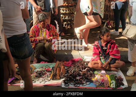 Malaybalay City, Philippines - la vieille mère et la jeune fille vendent des souvenirs faits main au Festival Kaamulan à Bukidnon. Vendeurs philippins féminins. Banque D'Images