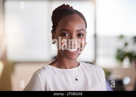 Beau jeune et réussi. une belle jeune femme d'affaires dans son bureau. Banque D'Images
