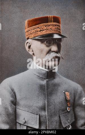 Le général Gallieni, gouverneur de Paris, 2 septembre 1914 Joseph Simon Gallieni (1849-1916) était un soldat français, actif pendant la majeure partie de sa carrière en tant que commandant et administrateur militaire dans les colonies françaises. En tant que gouverneur militaire de Paris, il a joué un rôle important dans la première bataille de la Marne, lorsque la sixième armée de Maunoury, sous son commandement, a attaqué le flanc ouest allemand. Une petite partie de sa force a été transportée sur le front en taxi commandités à Paris. À partir d'octobre 1915, il a été ministre de la Guerre, démissionnant de ce poste en mars 1916 après avoir critiqué la performance de Banque D'Images