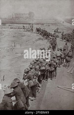 Première Guerre mondiale Le modèle d'un champ de bataille à la veille de l'attaque sur 7 juin 1917, sur la position allemande de Wytschaete-Messines, les Australiens de l'armée Plumer étudient une énorme carte de secours, établie en ciment, pour permettre aux hommes de connaître tous les détails du terrain où ils vont fonctionner. Banque D'Images