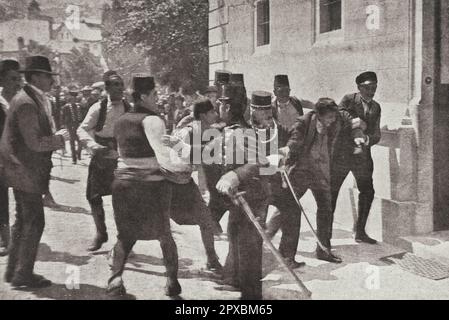 Première Guerre mondiale Sarajevo. Assassinat de l'archiduc François-Ferdinand. 1914 le drame accompli, la force publique et la foule se précipitent sur l'assassin, qui est traîné meurtri et saignant au poste de police. L'archiduc François Ferdinand d'Autriche, héritier présomptif du trône austro-hongrois, et sa femme Sophie, Duchesse de Hohenberg, ont été assassinées le 28 juin 1914 par l'étudiant serbe bosniaque Gavrilo Princip. Ils ont été abattus à proximité tout en traversant Sarajevo, la capitale provinciale de la Bosnie-Herzégovine, officiellement annexée par l'Autriche-Hongrie en 1908. Banque D'Images