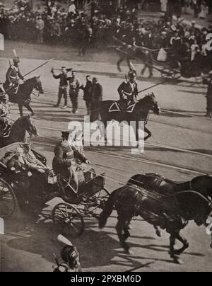 Première Guerre mondiale Le Président de la République française en Russie, Raymond Poincaré, accompagné d'un convoi des gardes de vie du régiment de sa Majesté le cosaque. Saint-Pétersbourg. 1914 Banque D'Images