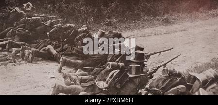 Première Guerre mondiale Premières visions de la guerre. L'armée belge lutte à pied. Ici, dans l'ordre inverse, carabinieri portant leur chapeau de cuir légendaire, haut de forme, qui défendent une route. Banque D'Images