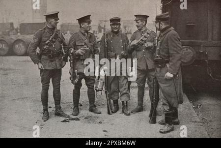 Première Guerre mondiale Camarades français et britanniques. 1914 Rouen est, en France, la première base de l'armée britannique et restera l'une de ses principales bases. Entre les soldats français et anglais, une camaraderie cordiale est immédiatement établie. Banque D'Images